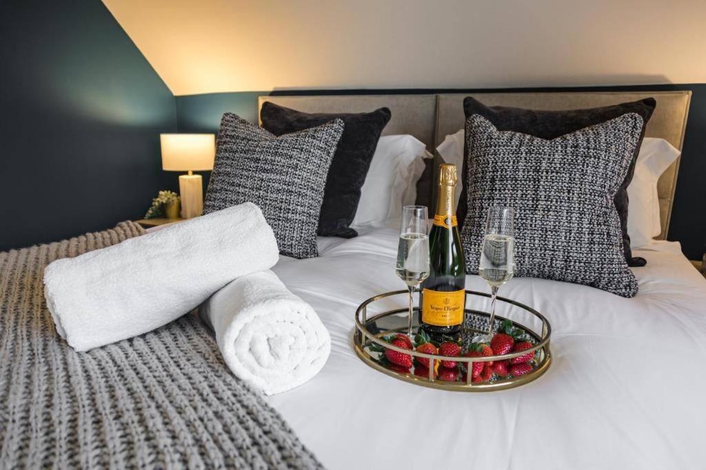 Bournecoast - Stylish Flat With Balcony - Sea Views - 10 Min Walk To Beach - Parking - Wifi - Fm8407 Bournemouth Buitenkant foto