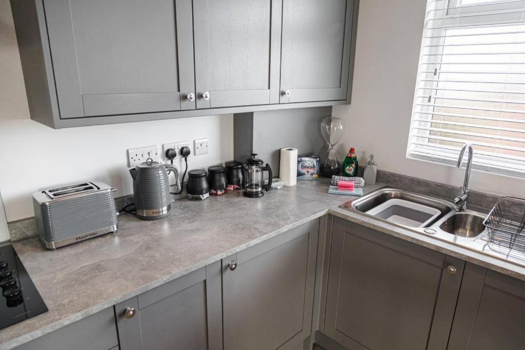 Bournecoast - Stylish Flat With Balcony - Sea Views - 10 Min Walk To Beach - Parking - Wifi - Fm8407 Bournemouth Buitenkant foto