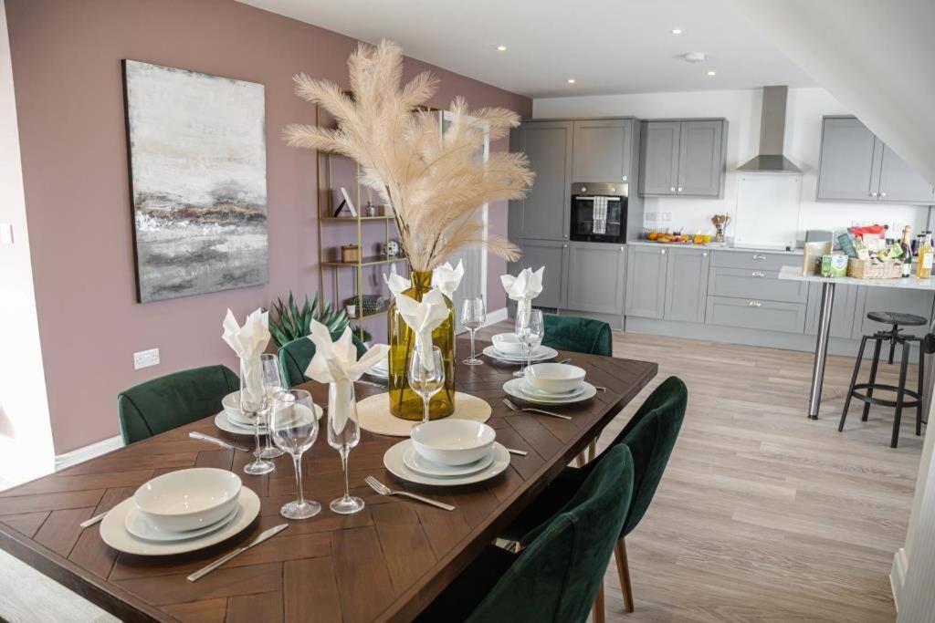 Bournecoast - Stylish Flat With Balcony - Sea Views - 10 Min Walk To Beach - Parking - Wifi - Fm8407 Bournemouth Buitenkant foto