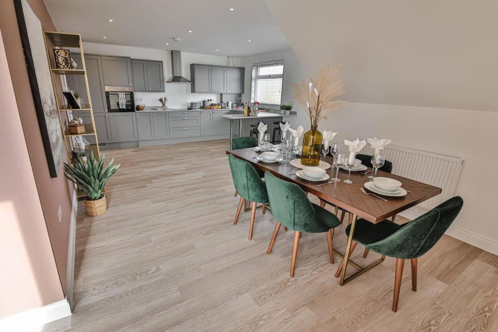 Bournecoast - Stylish Flat With Balcony - Sea Views - 10 Min Walk To Beach - Parking - Wifi - Fm8407 Bournemouth Buitenkant foto