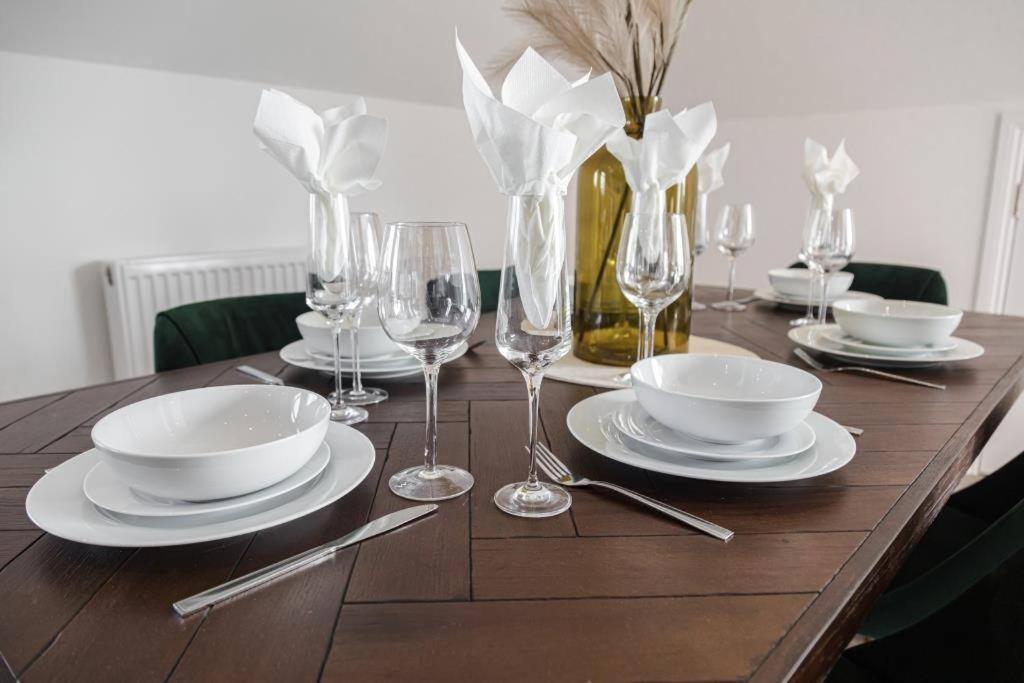 Bournecoast - Stylish Flat With Balcony - Sea Views - 10 Min Walk To Beach - Parking - Wifi - Fm8407 Bournemouth Buitenkant foto