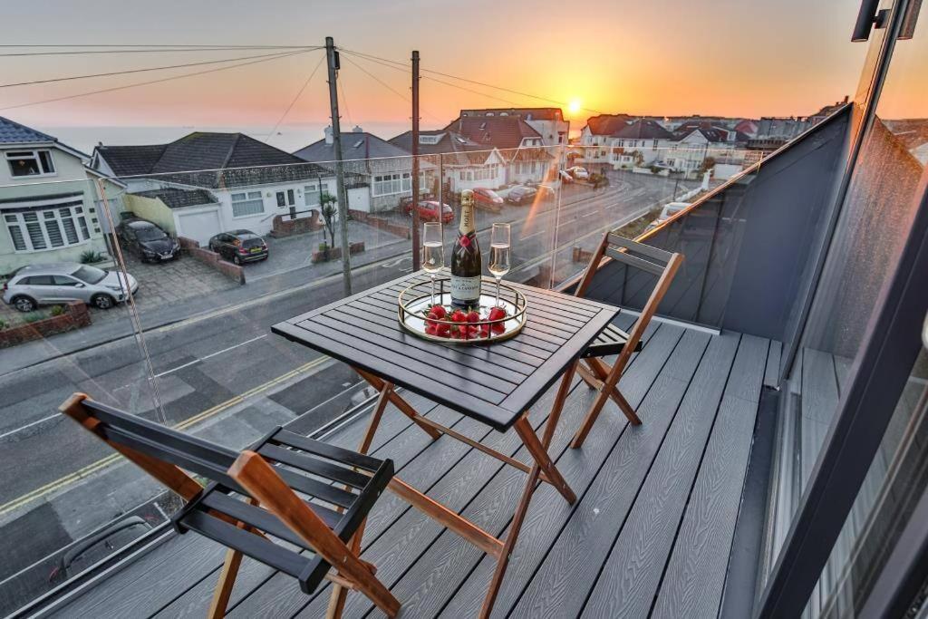 Bournecoast - Stylish Flat With Balcony - Sea Views - 10 Min Walk To Beach - Parking - Wifi - Fm8407 Bournemouth Buitenkant foto