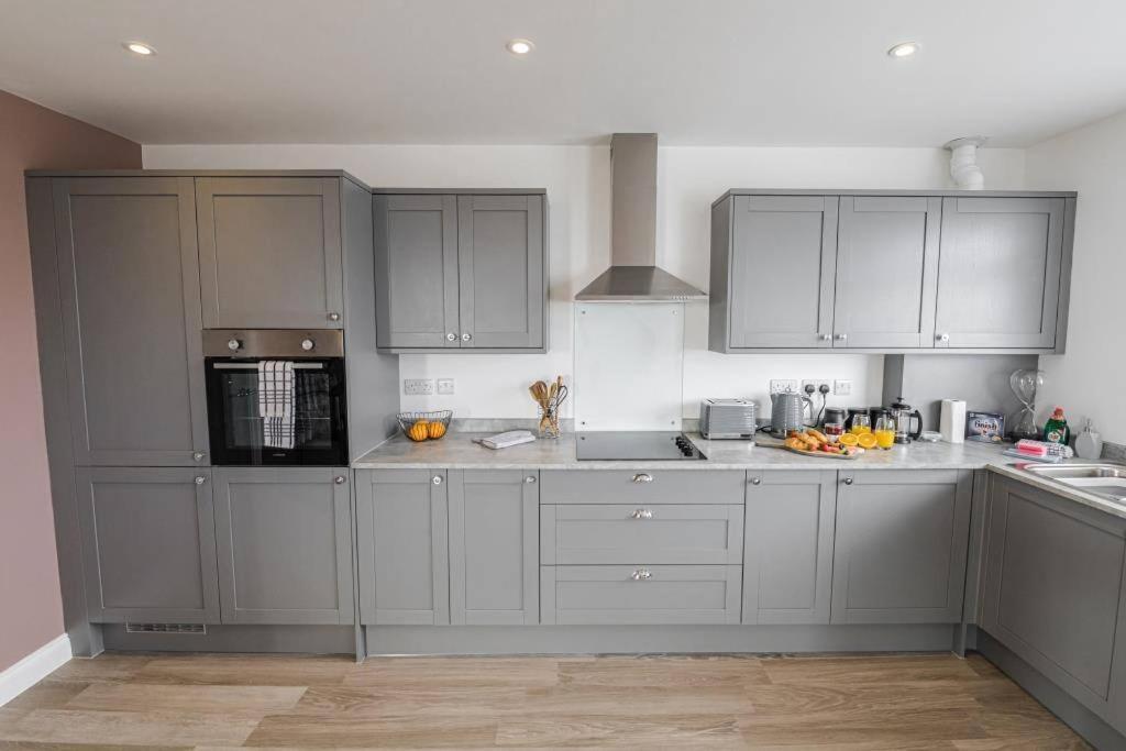 Bournecoast - Stylish Flat With Balcony - Sea Views - 10 Min Walk To Beach - Parking - Wifi - Fm8407 Bournemouth Buitenkant foto