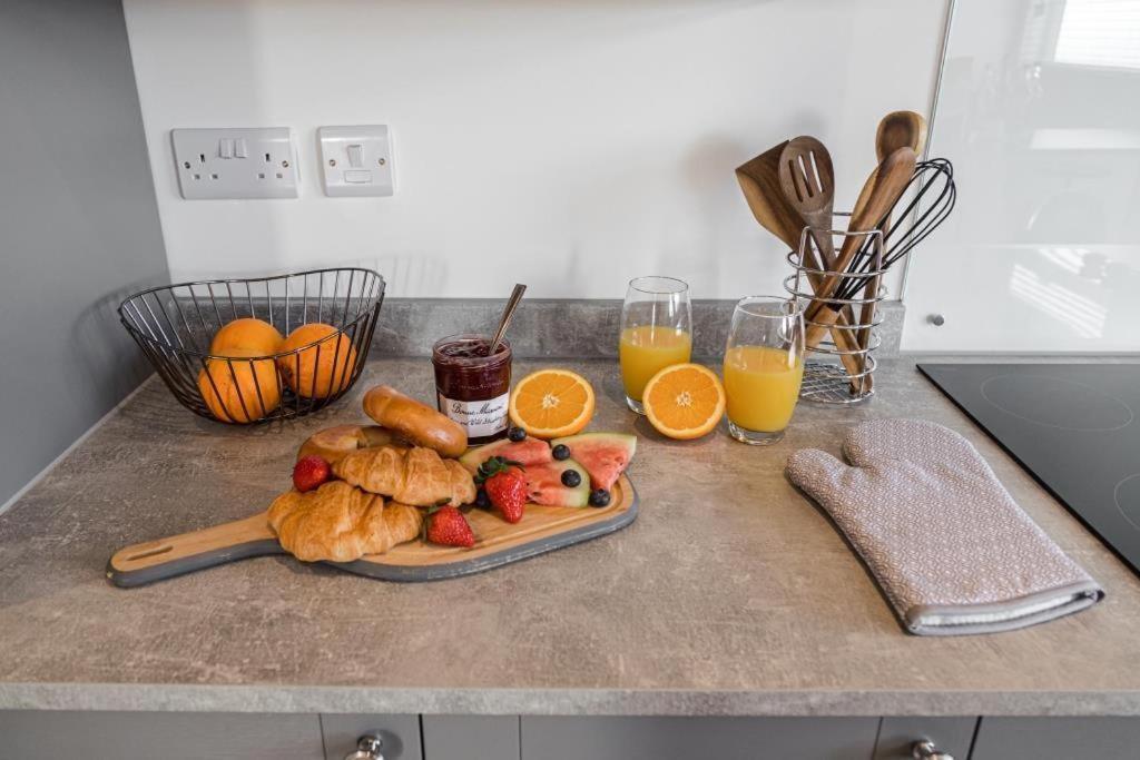Bournecoast - Stylish Flat With Balcony - Sea Views - 10 Min Walk To Beach - Parking - Wifi - Fm8407 Bournemouth Buitenkant foto