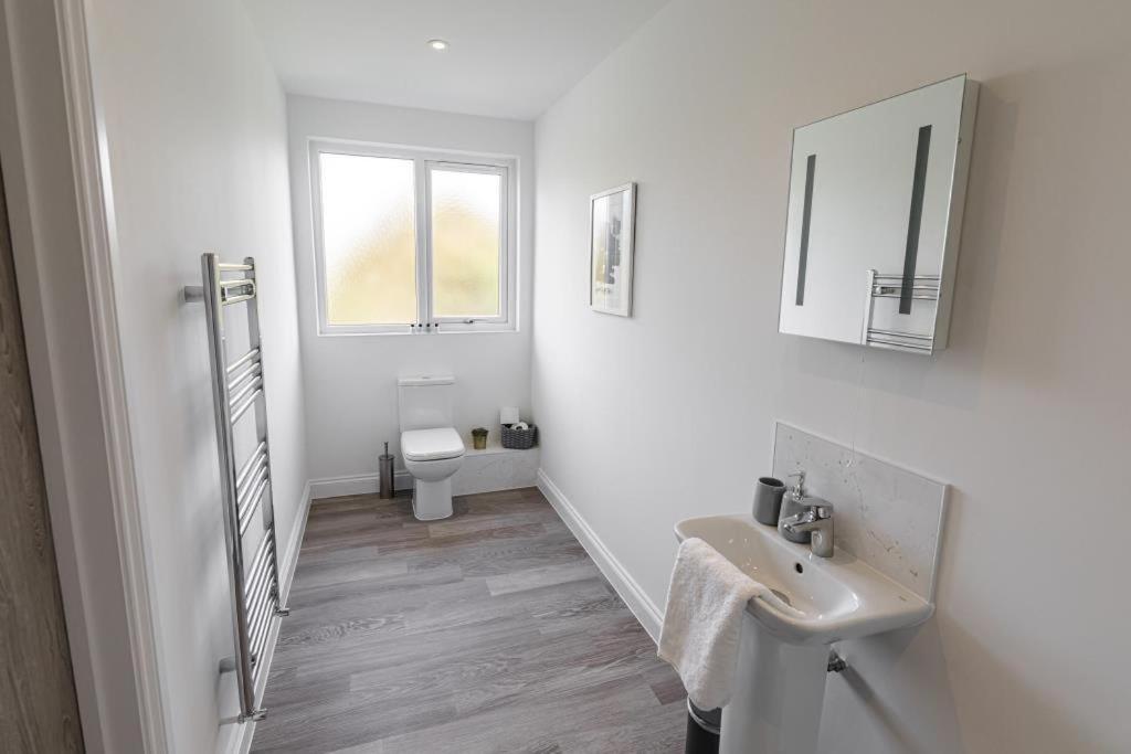 Bournecoast - Stylish Flat With Balcony - Sea Views - 10 Min Walk To Beach - Parking - Wifi - Fm8407 Bournemouth Buitenkant foto