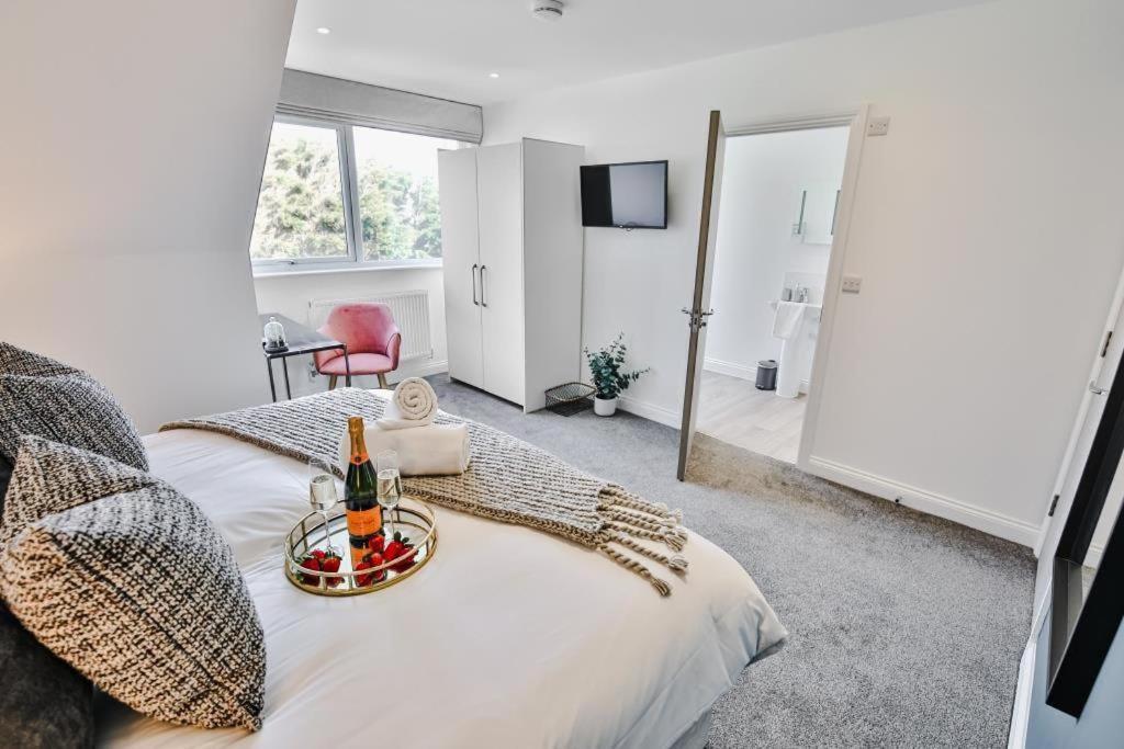 Bournecoast - Stylish Flat With Balcony - Sea Views - 10 Min Walk To Beach - Parking - Wifi - Fm8407 Bournemouth Buitenkant foto