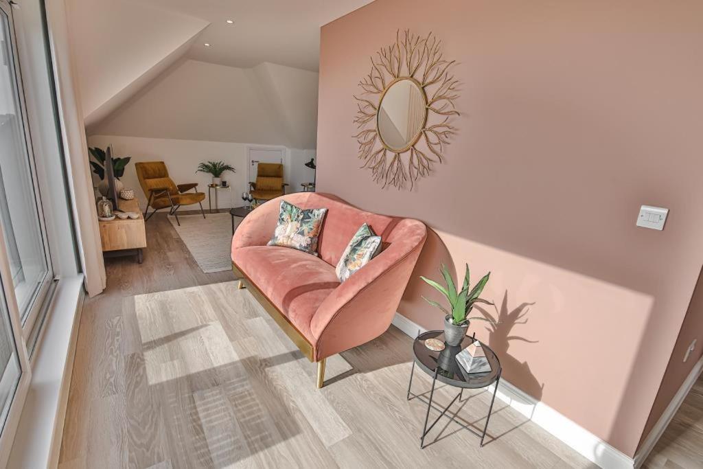 Bournecoast - Stylish Flat With Balcony - Sea Views - 10 Min Walk To Beach - Parking - Wifi - Fm8407 Bournemouth Buitenkant foto