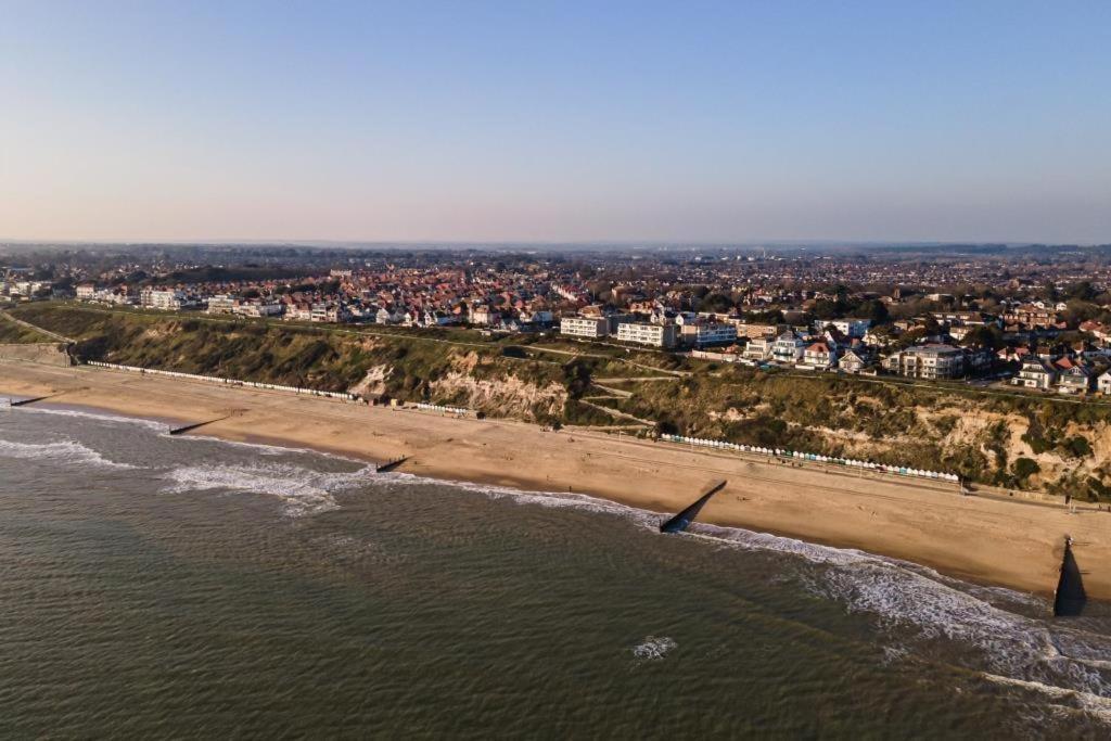 Bournecoast - Stylish Flat With Balcony - Sea Views - 10 Min Walk To Beach - Parking - Wifi - Fm8407 Bournemouth Buitenkant foto