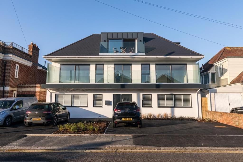 Bournecoast - Stylish Flat With Balcony - Sea Views - 10 Min Walk To Beach - Parking - Wifi - Fm8407 Bournemouth Buitenkant foto