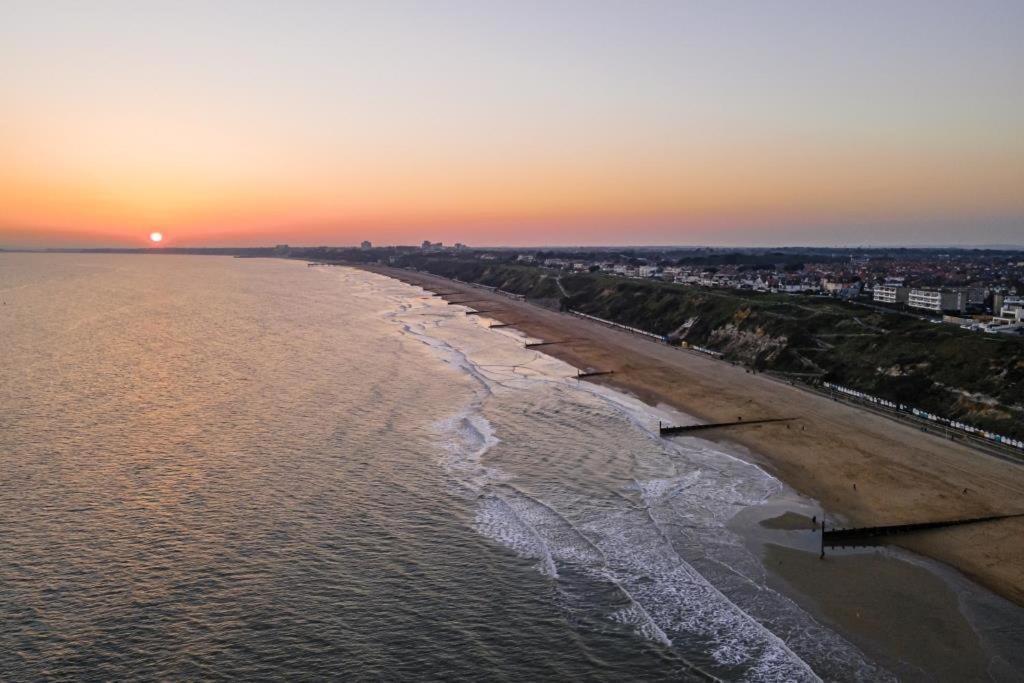 Bournecoast - Stylish Flat With Balcony - Sea Views - 10 Min Walk To Beach - Parking - Wifi - Fm8407 Bournemouth Buitenkant foto