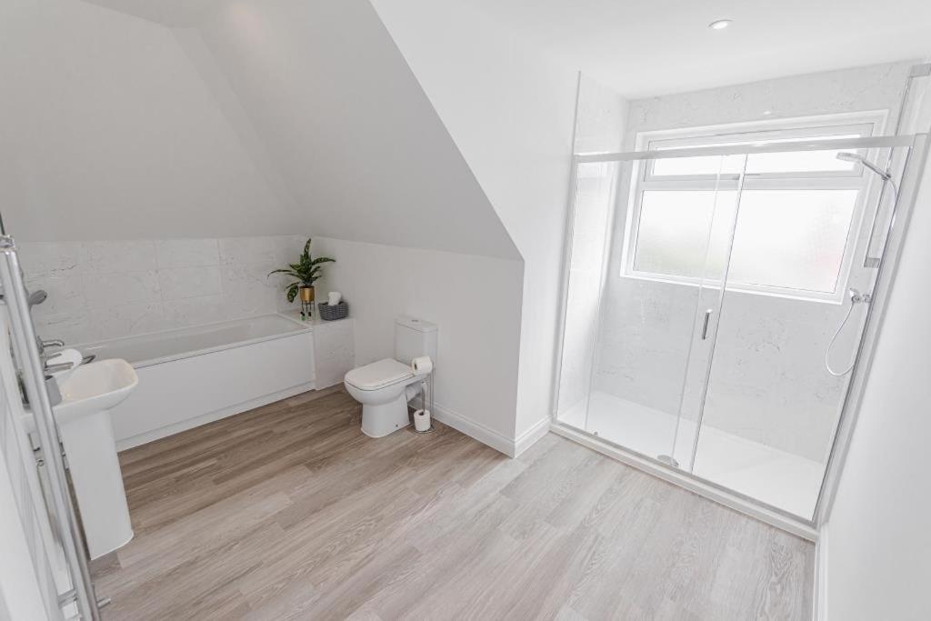 Bournecoast - Stylish Flat With Balcony - Sea Views - 10 Min Walk To Beach - Parking - Wifi - Fm8407 Bournemouth Buitenkant foto