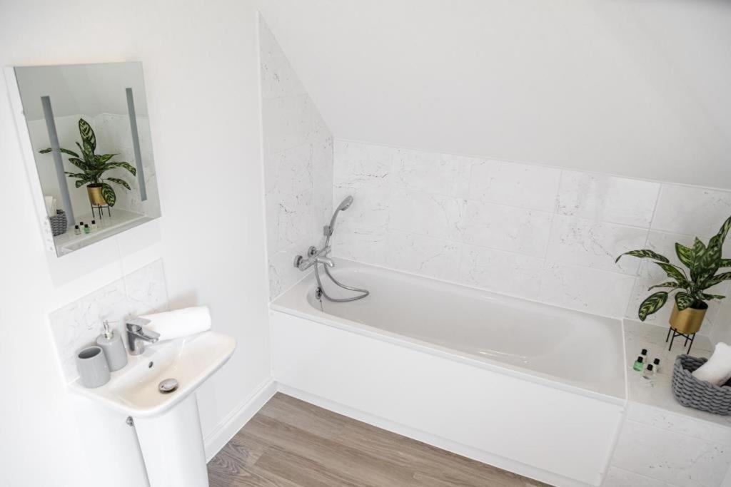 Bournecoast - Stylish Flat With Balcony - Sea Views - 10 Min Walk To Beach - Parking - Wifi - Fm8407 Bournemouth Buitenkant foto