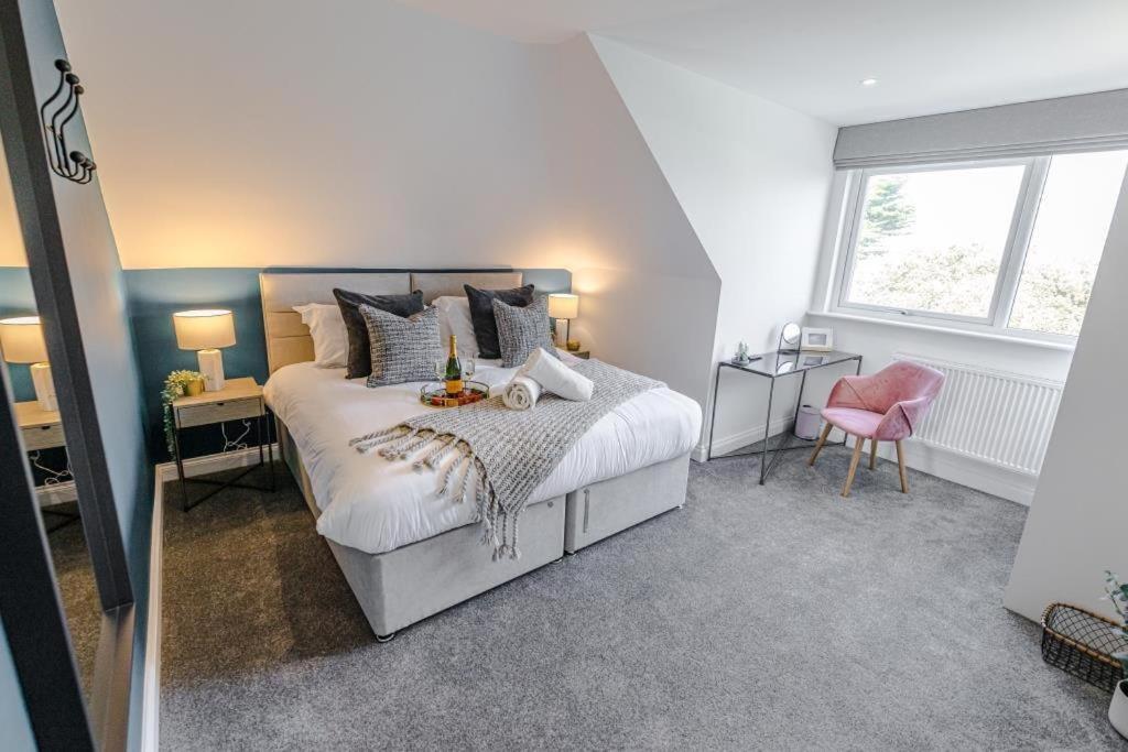 Bournecoast - Stylish Flat With Balcony - Sea Views - 10 Min Walk To Beach - Parking - Wifi - Fm8407 Bournemouth Buitenkant foto
