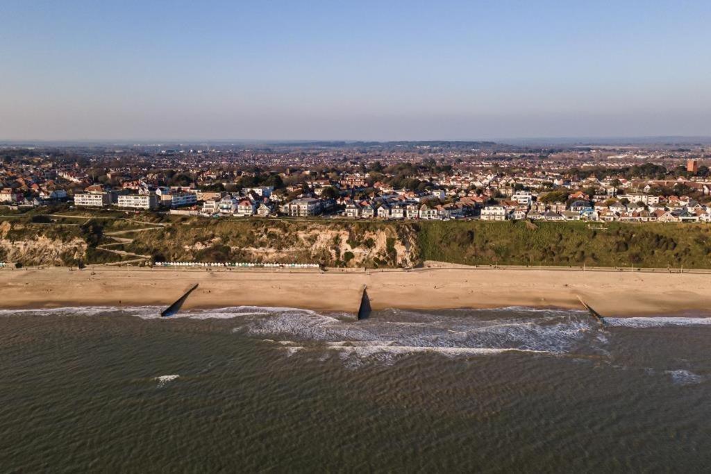 Bournecoast - Stylish Flat With Balcony - Sea Views - 10 Min Walk To Beach - Parking - Wifi - Fm8407 Bournemouth Buitenkant foto