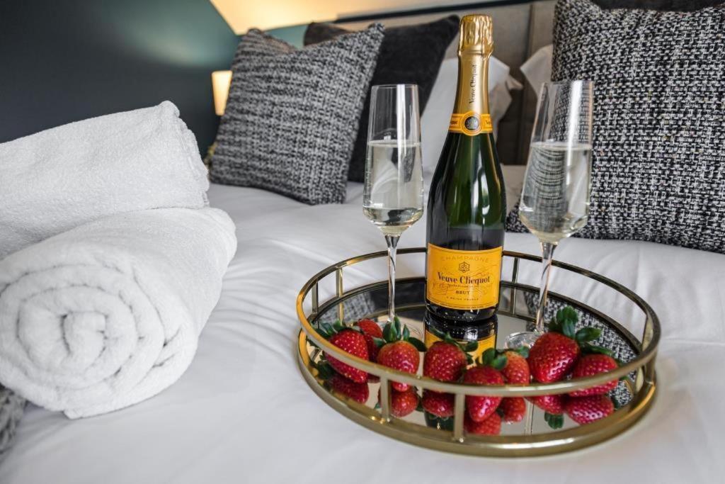 Bournecoast - Stylish Flat With Balcony - Sea Views - 10 Min Walk To Beach - Parking - Wifi - Fm8407 Bournemouth Buitenkant foto