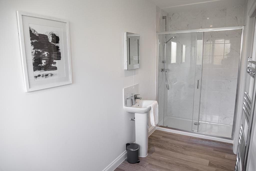 Bournecoast - Stylish Flat With Balcony - Sea Views - 10 Min Walk To Beach - Parking - Wifi - Fm8407 Bournemouth Buitenkant foto