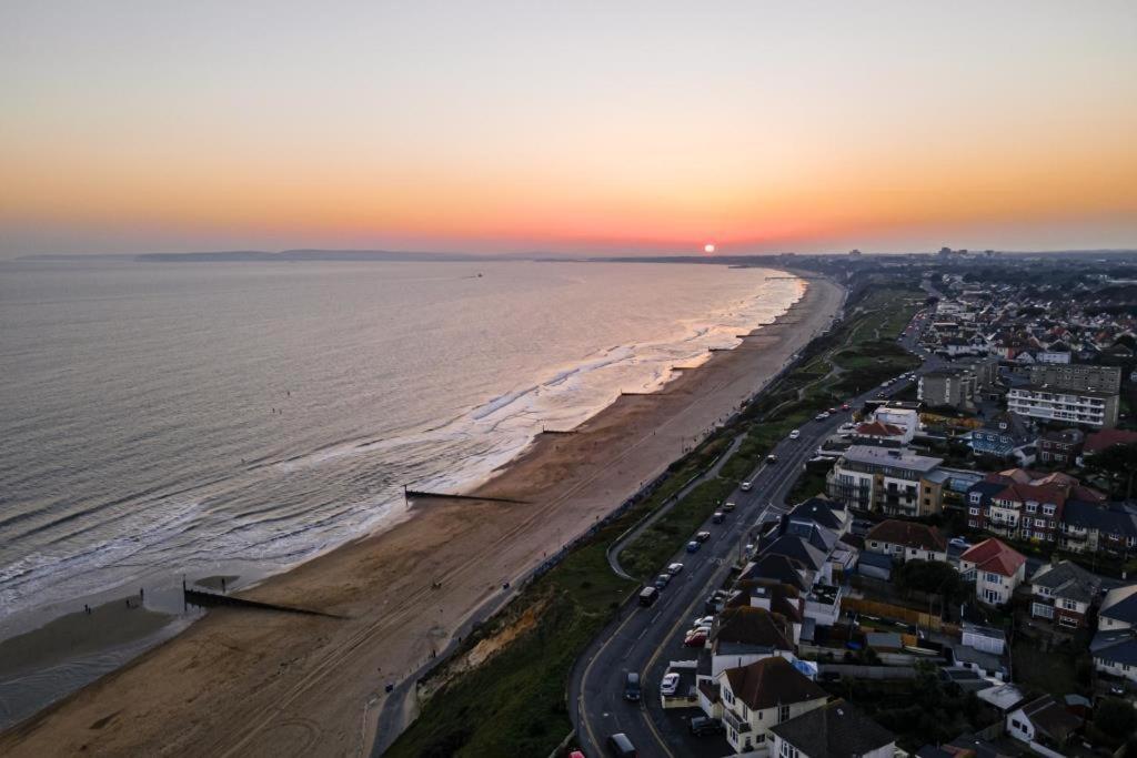Bournecoast - Stylish Flat With Balcony - Sea Views - 10 Min Walk To Beach - Parking - Wifi - Fm8407 Bournemouth Buitenkant foto